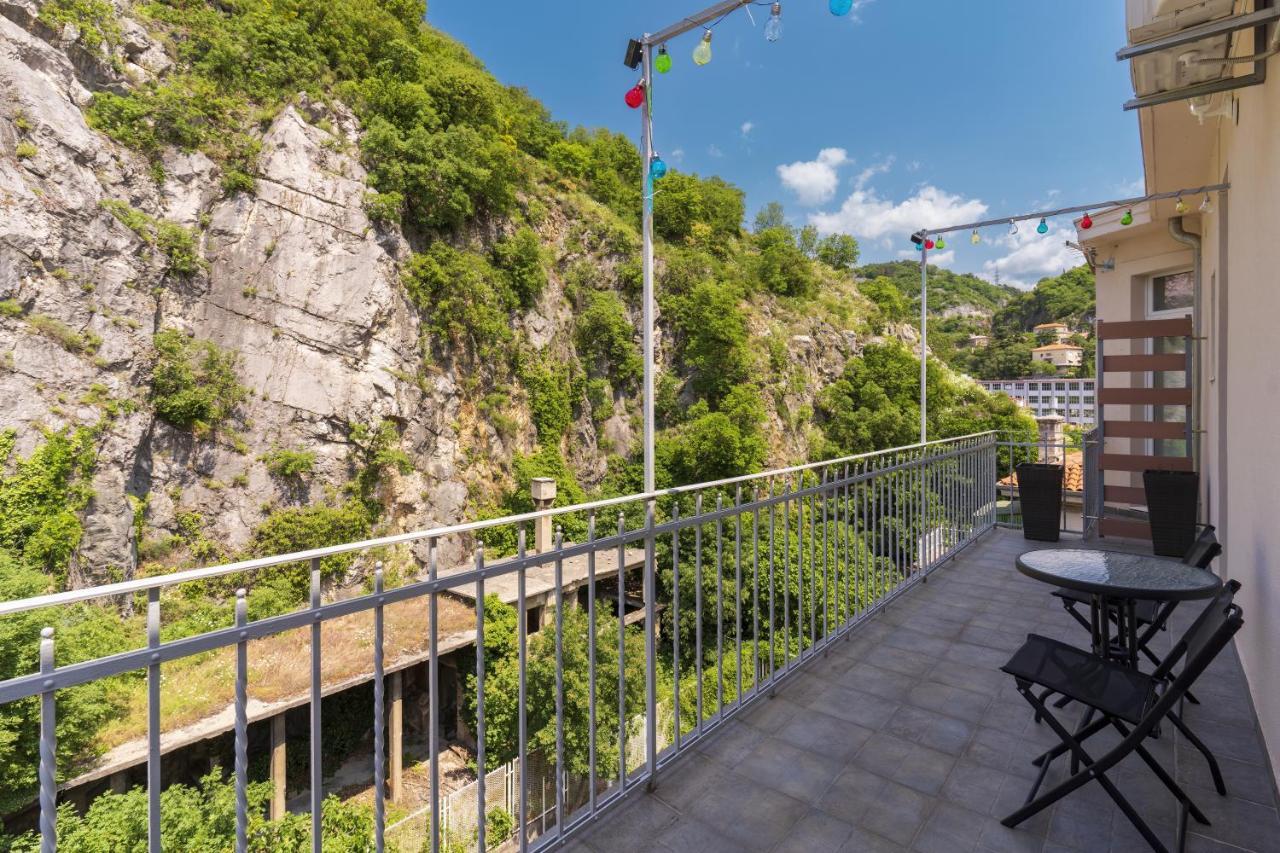 Stunning Apartment In Quiet Street Near Center With Free Parking 4 Floor Rijeka Bagian luar foto